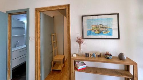 Cette chambre comprend un miroir, une étagère et un lavabo. dans l'établissement Apartments Gorisek, à Šilo