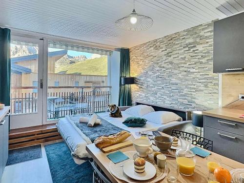 - une cuisine avec un grand lit dans une chambre dans l'établissement Charmant appartement de 30m² avec balcon, au pied des pistes, pour 4 personnes - FR-1-411-874, à Tignes