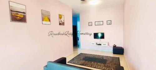 TV tai viihdekeskus majoituspaikassa Homestay Melaka by RAUDHAHLATIF HOMESTAY MELAKA