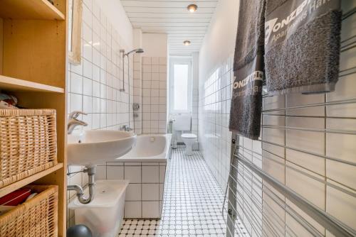 y baño con lavabo y aseo. en Private Rooms, en Hannover