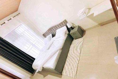 En eller flere senge i et værelse på Cozy City Retreat