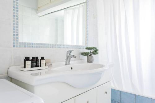 Exceptional 2BR Apartment in Marousi by UPSTREET