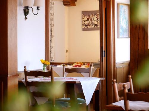 Feriengasthof Löwenにあるレストランまたは飲食店