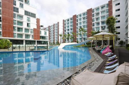 Bazén v ubytování Newly Luxury Resort Style Condo nebo v jeho okolí