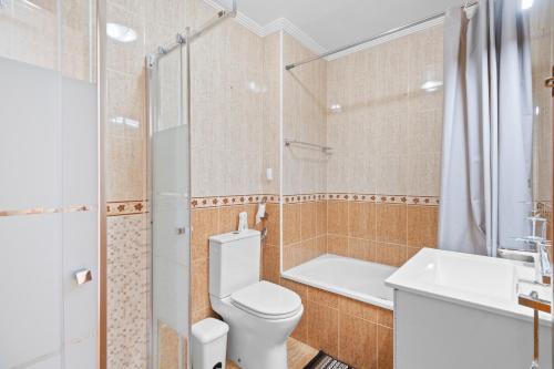 een badkamer met een toilet, een wastafel en een douche bij Casa Sun in Orihuela