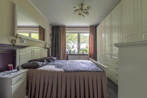 Un dormitorio con una cama grande y una ventana en Private Apartment en Hannover