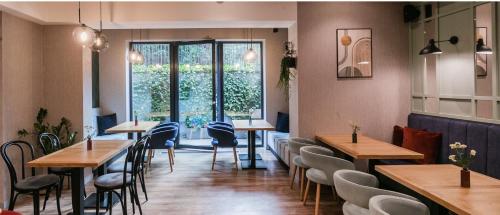 un restaurante con mesas y sillas y una ventana en Hotel Vesper House en Gdansk