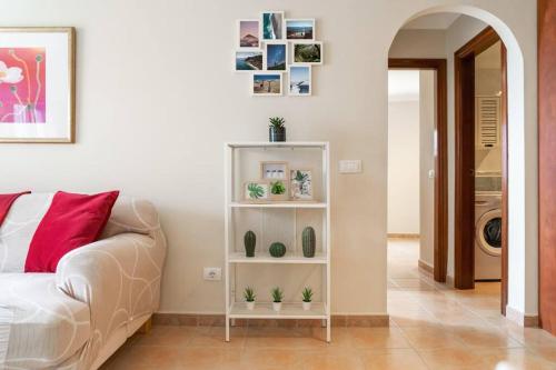 uma sala de estar com um sofá e uma prateleira com plantas em Ocean Frontline em Santa Cruz de Tenerife