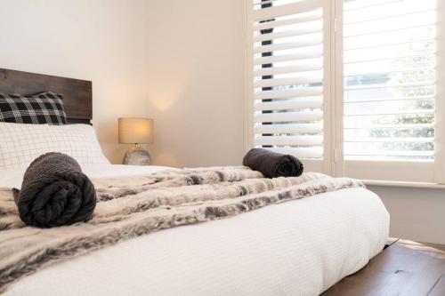 Un dormitorio con una cama con una manta. en Secluded Bayside Oasis: BR w/ Spa-like BA, en Parkdale