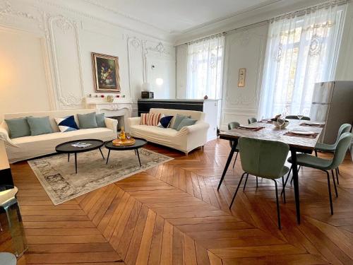 un salon avec un canapé et une table dans l'établissement l'appartement Malesherbes, à Paris