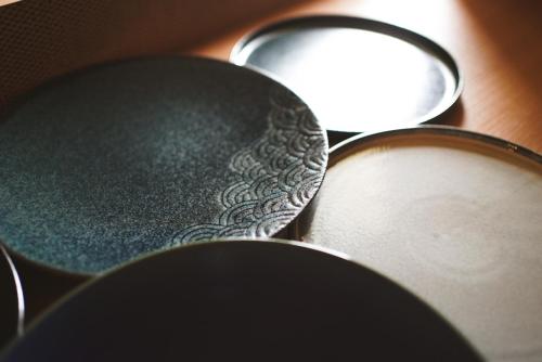 a close up of two pans on a table at 結びの小宿 縁 in Kobe