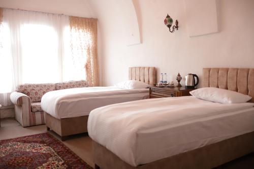 sypialnia z 2 łóżkami i oknem w obiekcie Cappadocia Landscape House w mieście Nevşehir