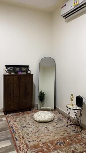 a living room with a mirror and a table at جاذر إن in Ad Dawādimī