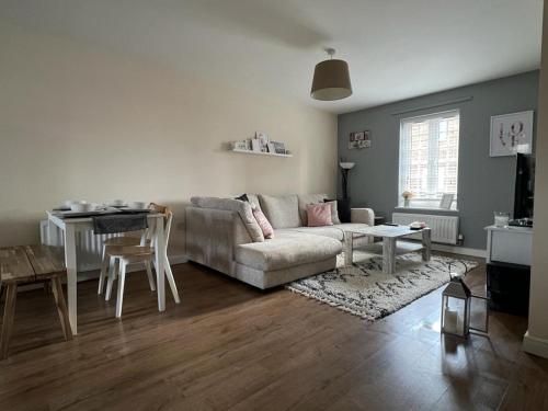 sala de estar con sofá y mesa en Home Away from Home: Cozy Two Bedroom Apartment, en Banbury