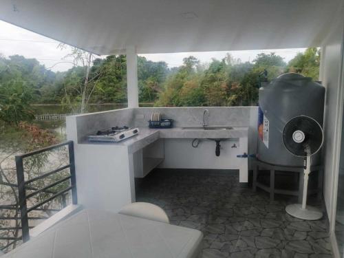 une cuisine avec un évier, une cuisinière et une fenêtre dans l'établissement COSTA DE ANGELO BOLO BEACH RESORT, à Alaminos