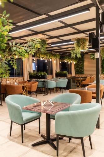 ミニヤーにあるSavoy Hotel ELMinyaのテーブル、テーブル、椅子が備わるレストランを併設しています。