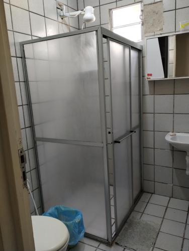 a shower stall in a bathroom with a toilet at Casa em Tamandaré a 1km de Carneiros no Condomínio Cote d' Azur in Tamandaré