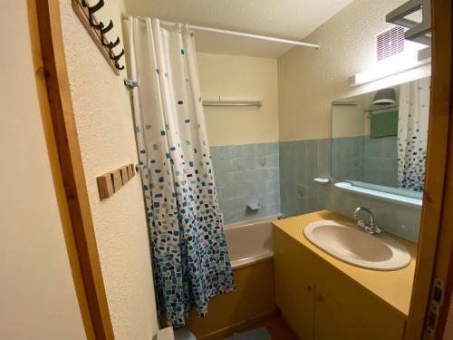ein Badezimmer mit einem Waschbecken, einem WC und einem Spiegel in der Unterkunft Studio pied des pistes, 4 personnes, 1 pièces - PL2H in Beaufort