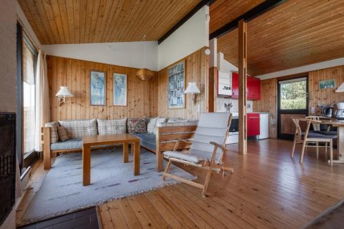 ein Wohnzimmer mit einem Sofa und einem Tisch in der Unterkunft Magnificent house with splendid view to the sea in Fåborg