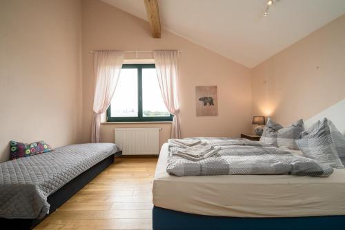 a bedroom with two beds and a window at Ferienhaus Landurlaub mit Kamin in Schwarz