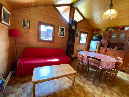 Ruang duduk di Chalet en plein cœur de village, 9 personnes, 2 chambres, 1 mezzanine - CH18