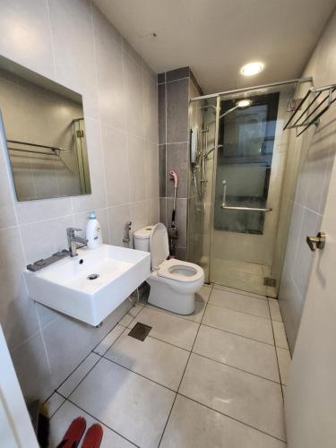 a bathroom with a sink and a toilet and a shower at Wanda Guest House Eclipse Cyberjaya in Cyberjaya
