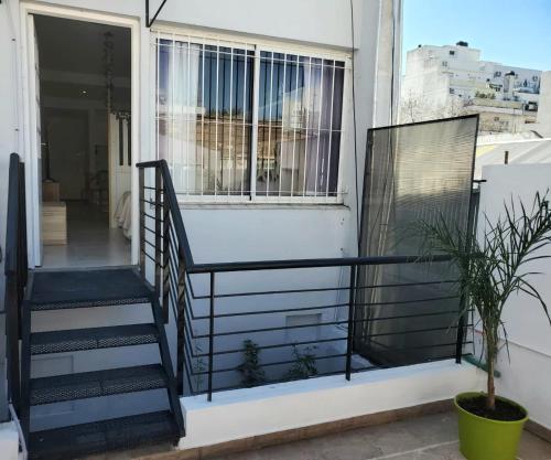 uma varanda com uma escada e uma janela em BA Monroe 2 em Buenos Aires