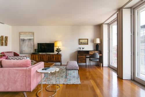 リスボンにあるLisbon Glamorous Houseのリビングルーム(ピンクのソファ、テーブル付)