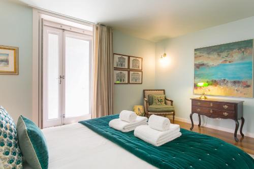 リスボンにあるLisbon Glamorous Houseのベッドルーム1室(ベッド1台、白いタオル2枚付)