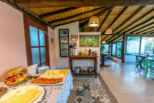 a room with a table with food on it at Pousada Watu Kerere in Praia do Rosa