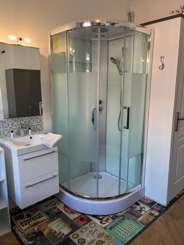 a bathroom with a glass shower and a sink at Les chambres de Cédric ICONIC TRAM GARE Nice Ville JEAN MEDECIN à proximité in Nice