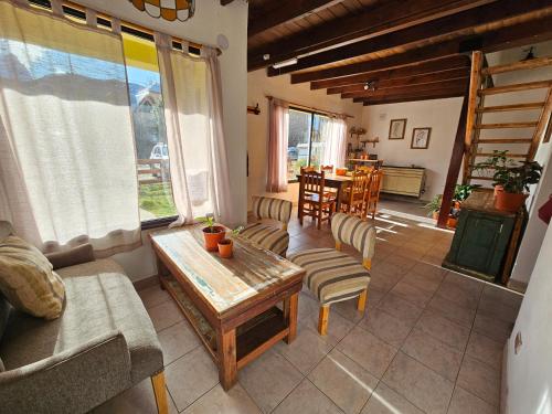 Zona d'estar a Yellow House Cottage