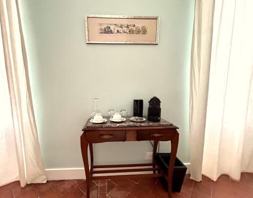 a table with glasses on it in a room at Domaine de Lanis - Maison d'hôtes avec parc et piscine in Castelnaudary