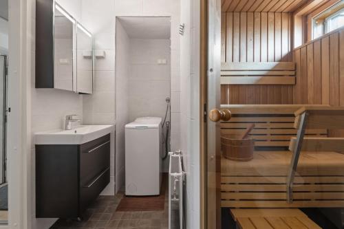 Baño pequeño con lavabo y aseo en WeHost Penthouse Studio with Sauna and Balcony @Meritullinkatu 13 A, en Helsinki