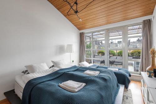 Postel nebo postele na pokoji v ubytování WeHost Penthouse Studio with Sauna and Balcony @Meritullinkatu 13 A