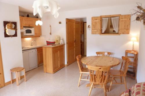 une cuisine et une salle à manger avec une table et des chaises dans l'établissement Appartement calme, 4 personnes, 1 chambre, 1 coin montagne - CC02, à Beaufort
