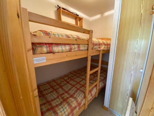 a couple of bunk beds in a small room at Appartement pied des pistes, 4 personnes, 1 chambre - MONT02 in Beaufort