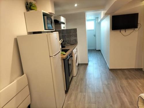 Кухня или мини-кухня в Cosy Studio proche de Paris et des aéroport d'Orly et Charle de Degaules
