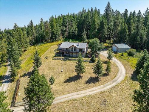 una vista aérea de una casa en la cima de una colina en Cozy Home w/ Views from Heaven! en Spokane