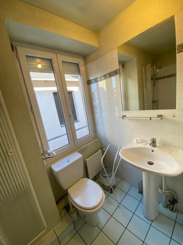 La salle de bains est pourvue de toilettes et d'un lavabo. dans l'établissement la terrasse, à Larche