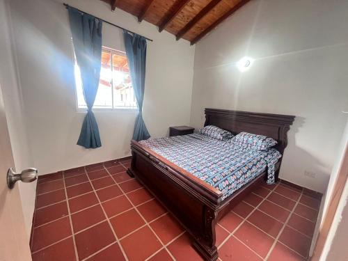 1 dormitorio con 1 cama en una habitación con ventana en El encanto de SOPETRAN en Sopetran