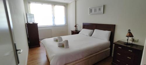 ムンダカにあるMundaka Beach flat parking privadoのベッドルーム1室(キャンドル2本付)