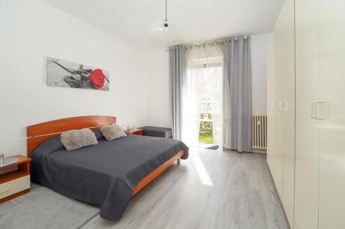 1 dormitorio con cama y ventana grande en My Viktory, en Novara