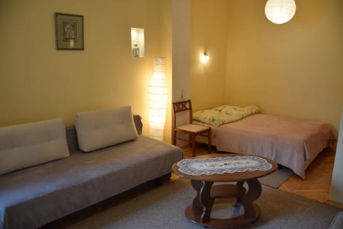 sala de estar con sofá y mesa en Near Citadel Apartment, en Leópolis