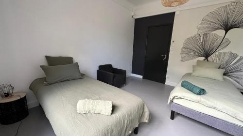 - une chambre avec 2 lits et une chaise dans l'établissement Chambre Ginkgo au Domaine de l'Aven, à Villeneuve-Minervois