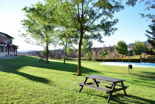 a park with a picnic table in the grass at Oasis rural in Los Pastores