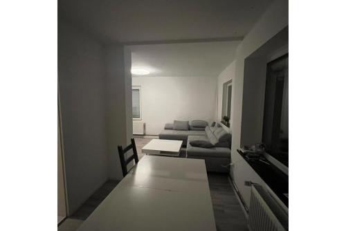 ein Wohnzimmer mit einem Tisch und einem Sofa in der Unterkunft Private Apartment in Hannover