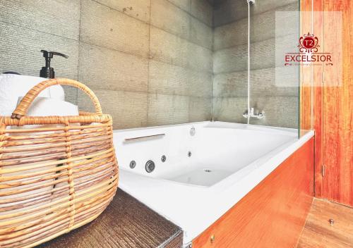 a bathroom with a bath tub and a basket at Exclusivo no centro histórico in Vila Real