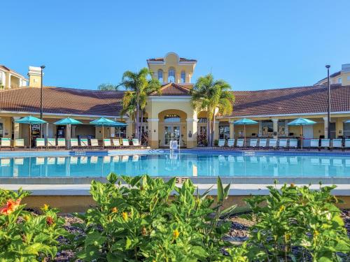 uma piscina em frente a um resort em 3Br 2Bath Condo Balcony 5min Conv Center 1388ft em Orlando