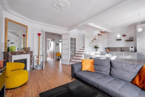 un salon avec un canapé et une cheminée dans l'établissement Veeve - Parkside Innovation, à Paris